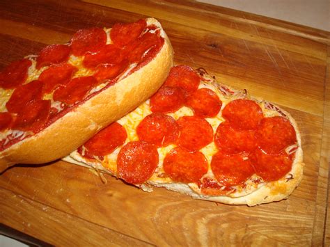 1 long loaf french bread, split and halved 1 (14 oz.) jar ragu pizza quick sauce 2 (8 oz.) pkgs. The Best French Bread Pizza Recipe — Dishmaps