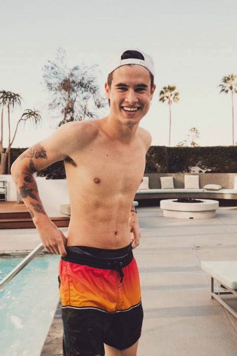 youtuber kian lawley shirtless in a picture shared on his social media account in 2016 kian