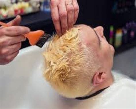 Men Hair Colouring हेयर कलरिंग सर्विस बालों को रंगने की सेवाएं In