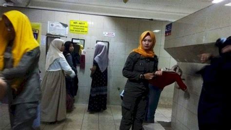 Heboh Crosshijaber Masuk Ke Masjid Di Bandung Mojang Satpol Pp Patroli Dari Wudu Hingga Salat