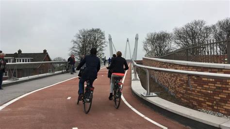 Bronnen, noten en/of referenties werkgroep statistiek atletiekunie (2010) statistisch jaarboek 2009 atletiekunie Dafne Schippersbrug in gebruik genomen | NOS
