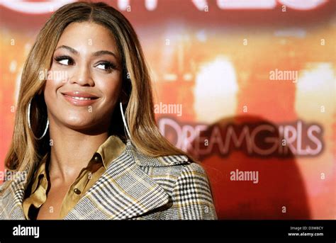 Us Singer And Actress Beyonce Knowles Smiles For The Cameras At A Photo