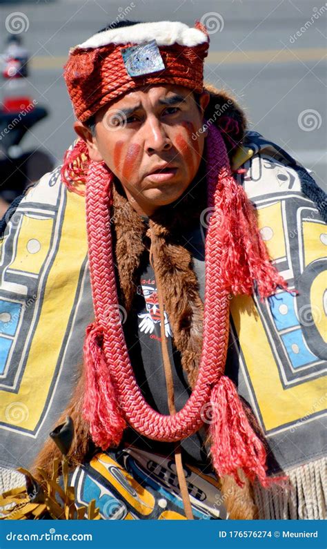 Indio Nativo Con Traje Tradicional Primeras Naciones Imagen De Archivo