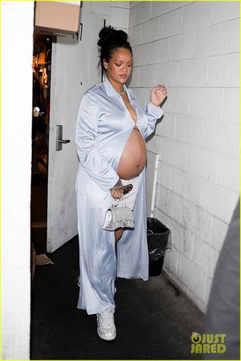 Rihanna Shows Off Her Baby Bump During A Night Out In Beverly Hills Photo Rihanna