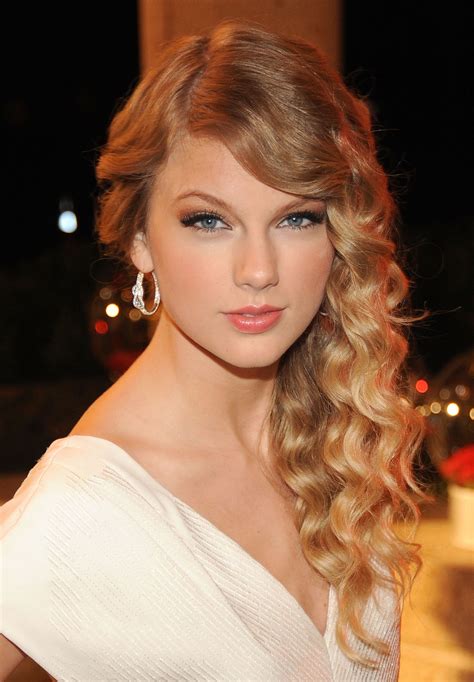 Taylor Swifts 19 Best Beauty Looks British Vogue