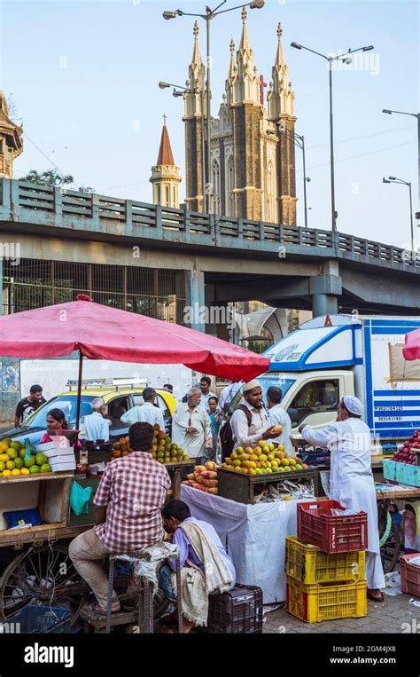 Mumbai Maharashtra India La Gente Compra En Puestos De Frutas Junto