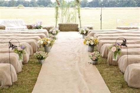 27 Clever Ways To Seat Your Guests At The Wedding Ceremony 26 Outdoor Wedding Hay Bale