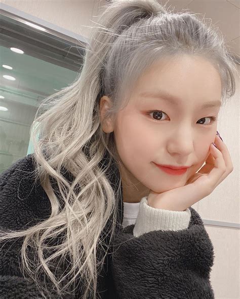 Itzy Pics On Twitter Silver Hair Silver Hair Girl Itzy