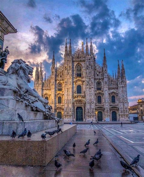 Il Duomo Di Milano è Una Delle Più Imponenti Chiese Della Cristianità