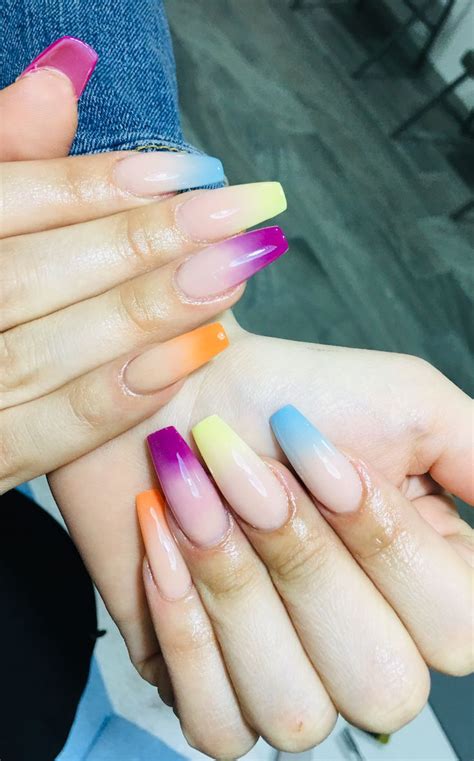 La técnica baby boomer—es similar a la manicure francesa, pero con una difuminación entre dos colores para crear una delicada fusión ¡te enamorarás. Baby boomer colores | Uñas de colores, Uñas para playa