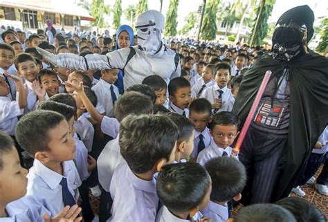 Good luck to all our standard 6 students on your new journey next year. SK Kubang Kerian 3 bawa watak Star Wars pada hari pertama ...
