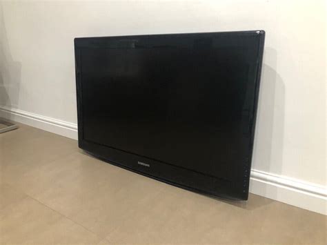 Samsung Wall Mounted Tv With 37 Inch Screen In Paisley Renfrewshire