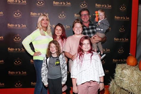 Tori Spelling Criticized Over Daughters Dyed Hair Claps Back