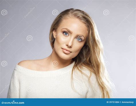 Jeune Belle Femme Avec De Longs Cheveux Et Yeux Bleus Photo Stock