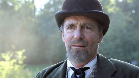 Consequently, the restaurant owner, frida (sibylle canonica), requires her to see a therapist (august zirner) to work out her poor interpersonal skills. August Zirner - Stars von A bis Z | programm.ARD.de