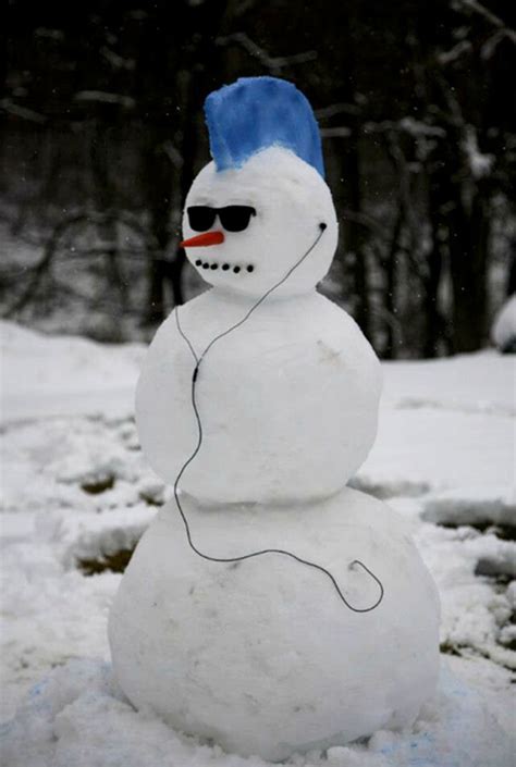 Most snowmen are pretty standard and tame. 画像 : 真似したい？!海外のユニークな雪だるまアイデア20選! - NAVER まとめ