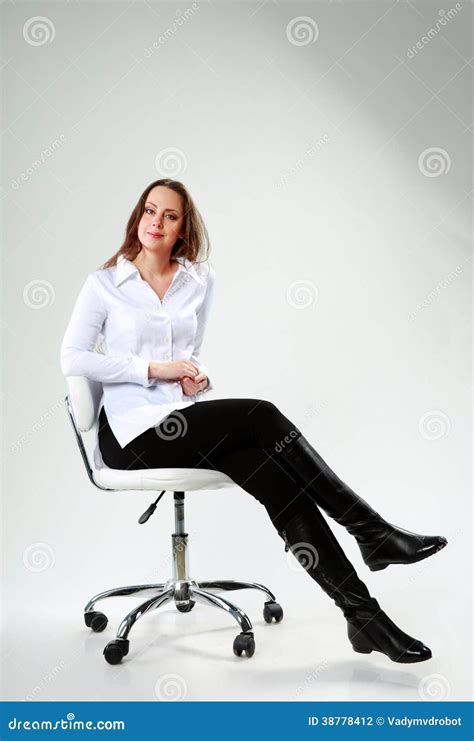 Frau Die Auf Dem Stuhl Sitzt Stockfoto Bild Von Schönheit Kamera 38778412