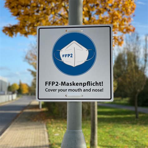 Juli wird in österreich die maskenpflicht zum teil aufgehoben, ab dem 22. Hinweisschild Fußgängerzone FFP2 Maskenpflicht
