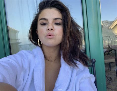 Selena Gomez From Bottom To Top Turns On The Networks With Selfie