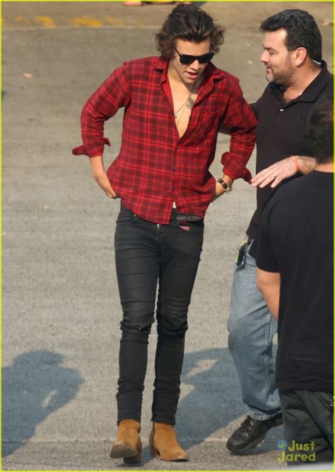 Harry edward styles is an english singer, songwriter and actor, known as a member of the boy band one direction. Harry Styles Says Hello to Sydney | Photo 611319 - Photo ...