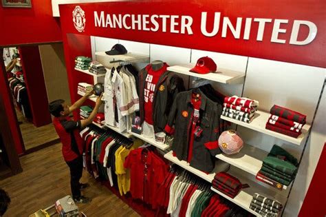 Liverpool have now won 43 major honours, while united have a tally of 42. Manchester United History Of Trophies