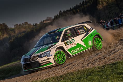 Skoda motorsport makes its return to the wrc at the rally portugal from 21 to 24 may in the new skoda fabia r 5, after a break of almost two years. Skoda Fabia R5 scoort meteen bij rallydebuut - Auto - Knack.be