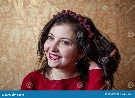 Portrait De Belle Brunette Fille Avec Beau Sourire En Rouge Image Stock