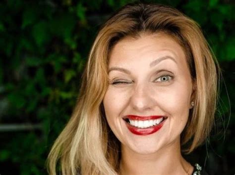 Олена зеленська у білому вбранні на святкуванні дня незалежності україни. Дружина Зеленського закликала продавати російським ЗМІ ...
