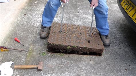How To Lift Drain Covers Man Hole Covers To Clear Blocked Drains
