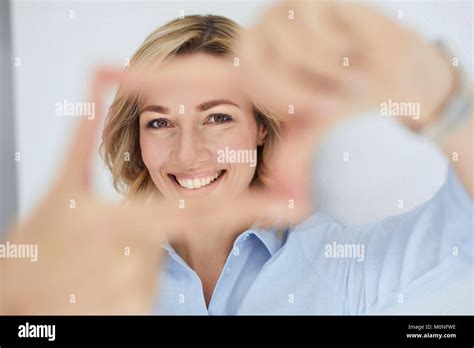 Finger Hinter Dem Kopf Fotos Und Bildmaterial In Hoher Auflösung Seite 2 Alamy