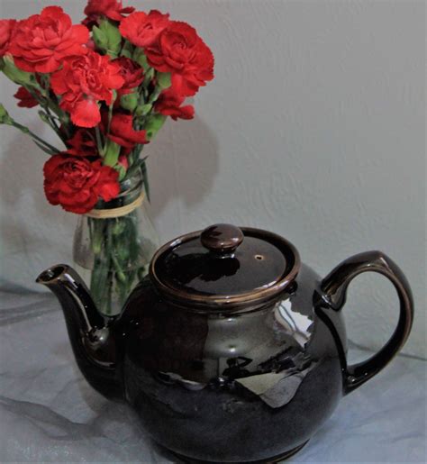 Brown Betty Classic Brown Lustre Teapot Made By Sadler Of England