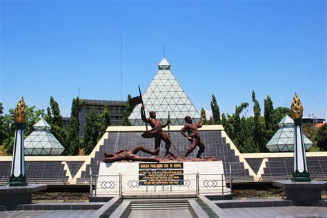 Wisata Sambil Belajar Di Tugu Pahlawan Surabaya Rizky Ashya