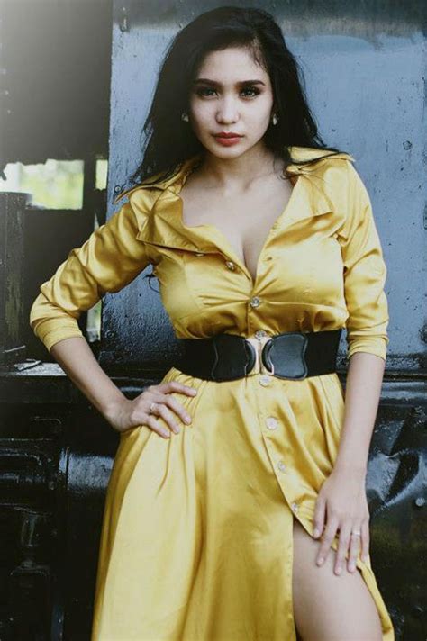 Foto Seksi Bibie Julius Gold Dress Gubug Seleb