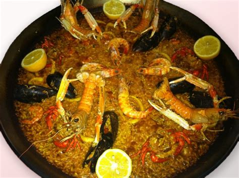 Casa roberto fue fundado en agosto de 1986, cuando roberto aparicio (cocinero que cuenta ya con más de 40 años en la profesión) decidió centrar sus esfuerzos en ofrecer una cocina de alta calidad, centrada en las raíces tradicionales de la cocina típica valenciana. Paella Marinera - Restaurante La Casa Valencia - Madrid