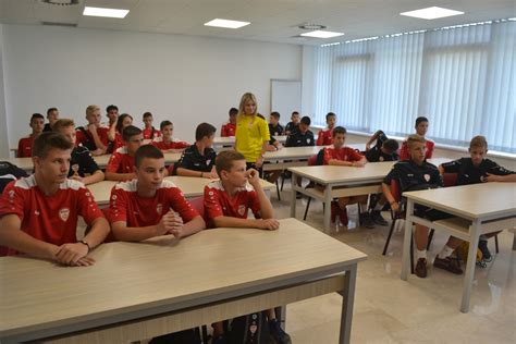 ФОТО Младите фудбалери од Академијата на ФФМ влегоа во својот нов дом ФФМ Фудбалска
