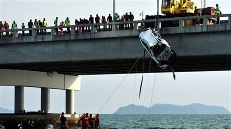 Terrifying accident in penang, georgetown near jetty area. Police arrest driver of car involved in Penang bridge ...