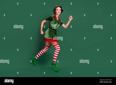 foto de encantadora linda joven mujer vestida traje de elfo saltando alto corriendo rápido