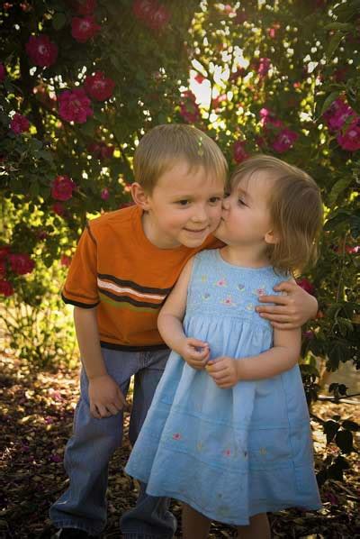 Cute Babies Girl And Boy Kissing Wallpapers Cool Pictures ~ Hot And Cool Wallpapers Amazing