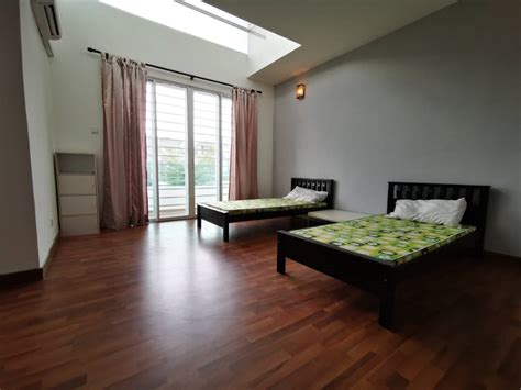 A landed house in semenyih tiara east, 3 mins to nottingham university, 8 mins to broga hill and tesco & econsave semenyih. Easy Room | Semenyih Tiara East Master Room for Rent