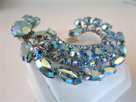 Exquisite Weiss Blue Aurora Borealis Rhinestone Brooch Pin On A