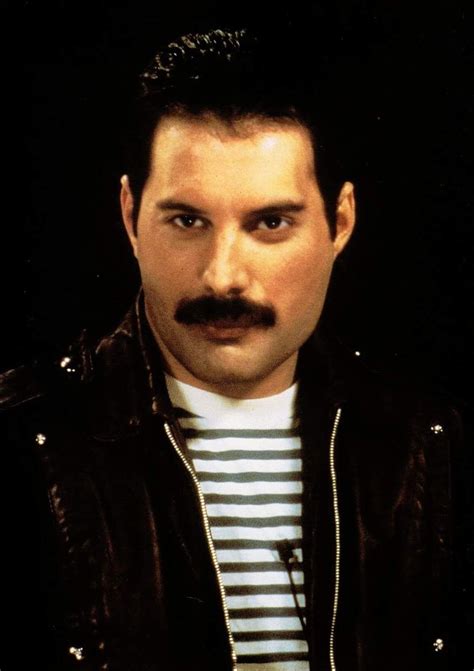 These mirrored lens sunglasses are worn during the most notable scenes of the film when the press is hounding freddie mercury about his personal life. Pin by Jane Desilet on Freddie Mercury and Queen | Queen ...