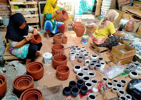 Semoga dengan adanya ulasan tersebut mengenai cara menanam bunga pucuk merah dengan stek dapat berguna dan bermanfaat bagi kalian semua. Jual Pot Gerabah Jogja Unik Pot Lukis Aneka Motif - Hiasan ...