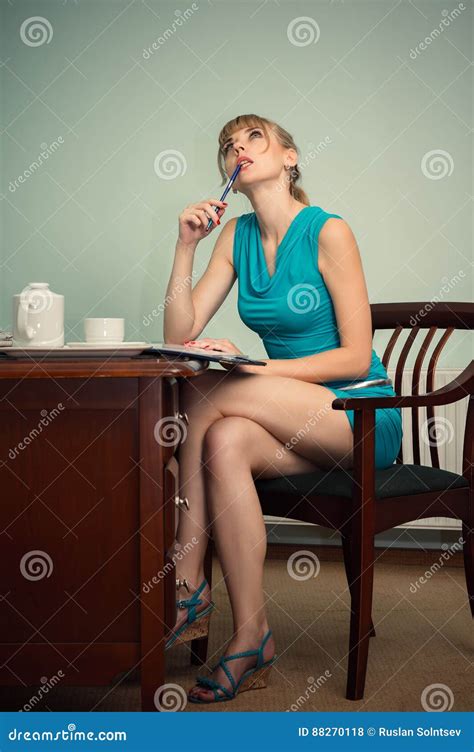 Nachdenkliche Hübsche Frau Die Am Tisch Sitzt Stockfoto Bild Von Erwachsener Geschäftsfrau