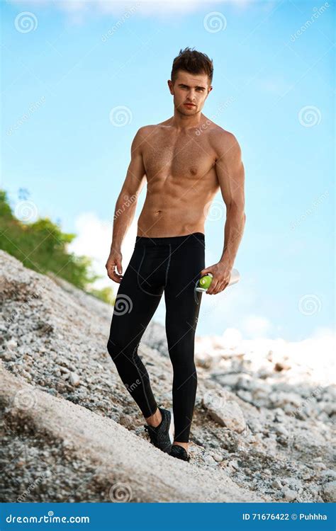 Hübscher Sexy Eignungs Mann Mit Muskulösem Körper Draußen Im Sommer Stockfoto Bild Von