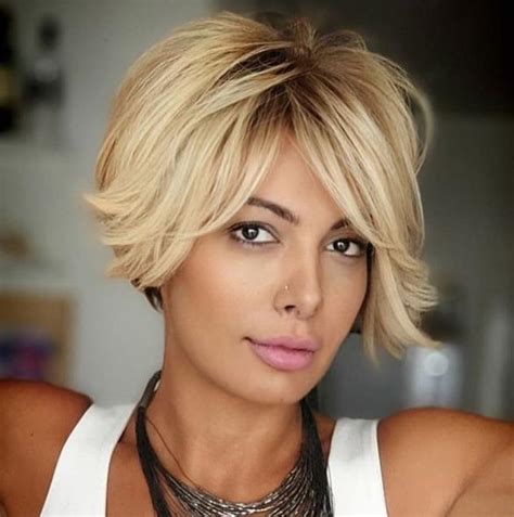 16 Best Short Haircuts For Women With Round Faces In 2021 Reverasite