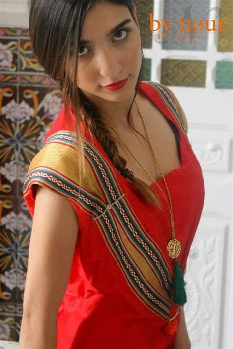Riche vêtement oriental en forme de longue pelisse fourrée que les souverains offraient, les. Habit traditionnel tunisien revisité pour les jeunes ...