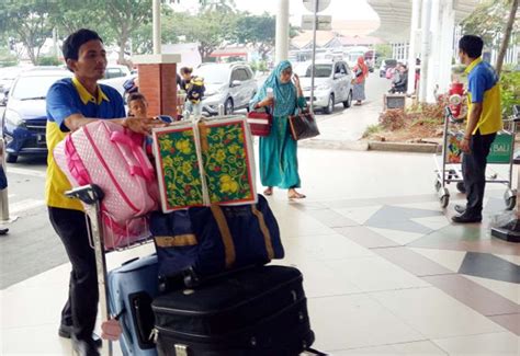 Layanan ini akan tersedia di seluruh terminal, mulai dari terminal i hingga iii. Lowongan Porter Bandara Soekarno Hatta - Tidak Ada Lagi Porter Di Bandara International Soekarno ...