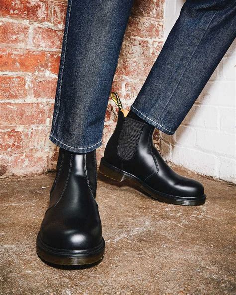2976 Smooth Leather Chelsea Boots Dr Martens