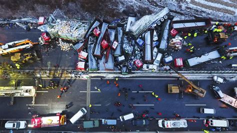 De pole is voor mercedes: China: Massenunfall auf Autobahn - 17 Tote - DER SPIEGEL