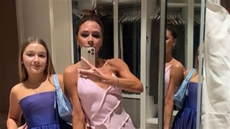 Victoria Beckham Entwirft Ein Kleid Für Ihre Tochter Harper